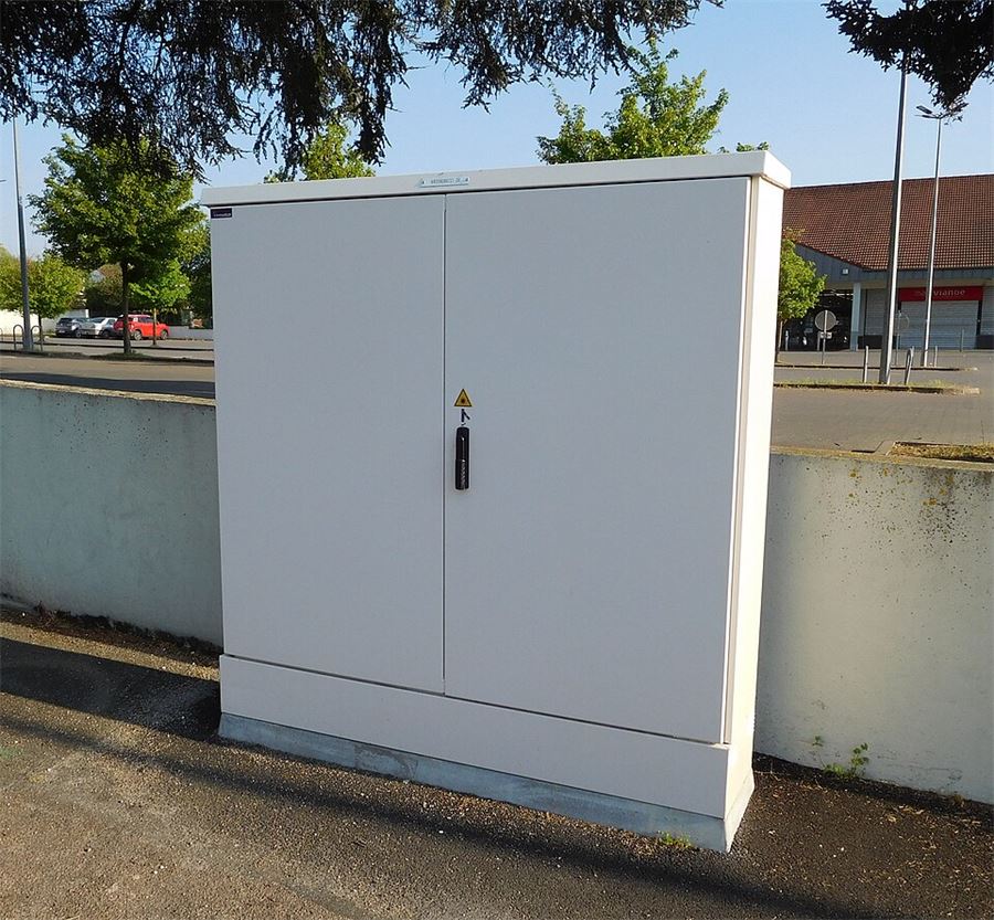 Outdoor optical fiber distribution cabinet for FTTX networks