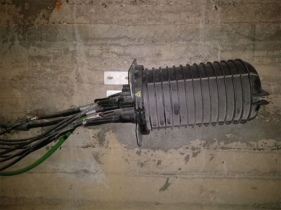 Fiber optic splice closure and enclosure detail
